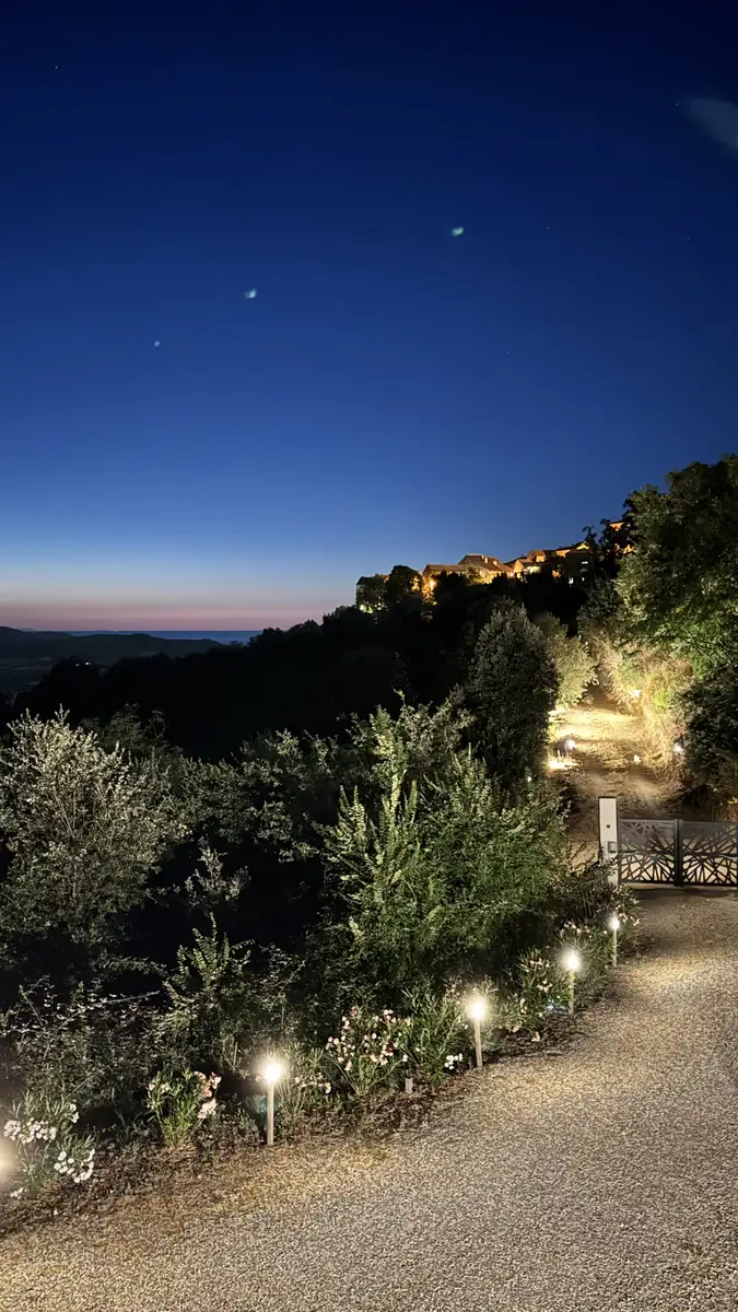 Entrée et jardin de la villa de nuit
