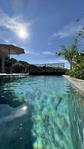 Bord de piscine de la villa
